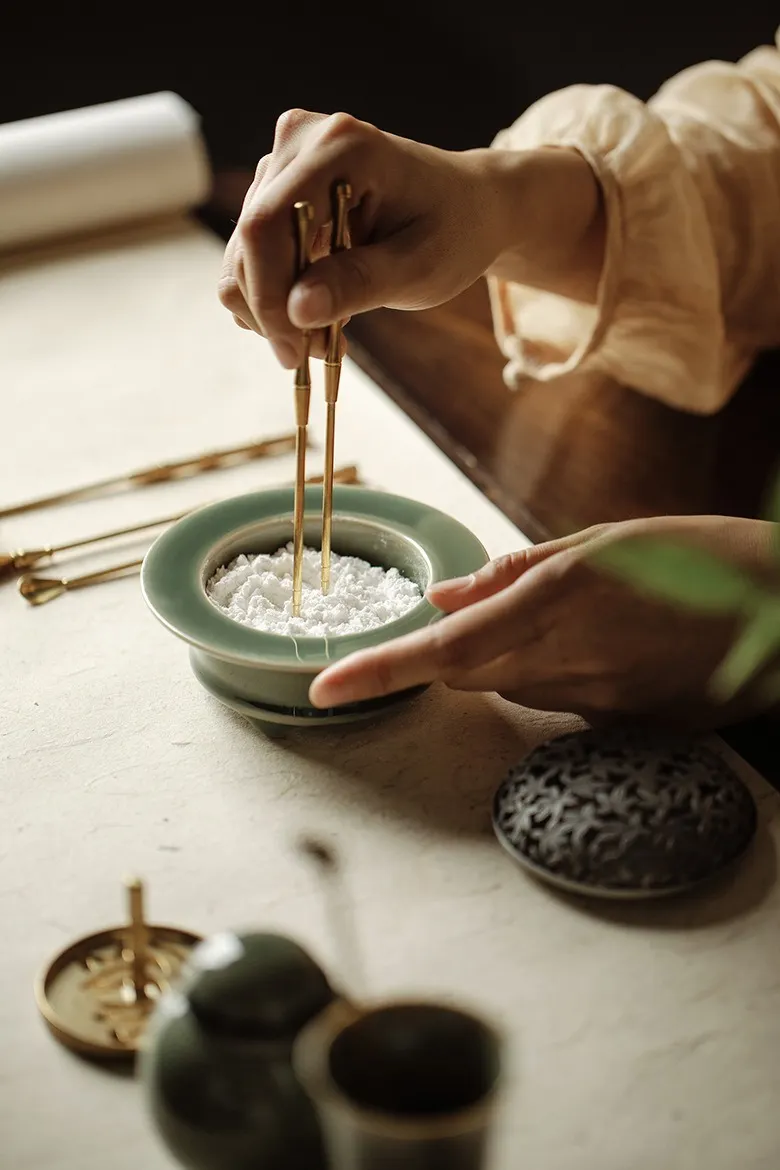 Jade-Glazed Incense Powder Kit with Floral Openwork Lid 11