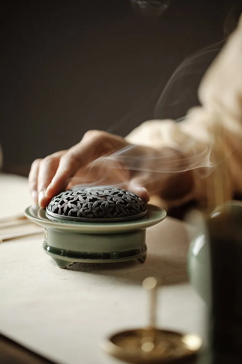 Jade-Glazed Incense Powder Kit with Floral Openwork Lid 10