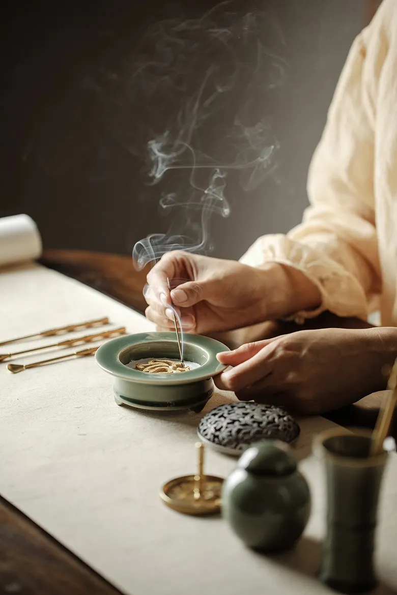 Jade-Glazed Incense Powder Kit with Floral Openwork Lid 16