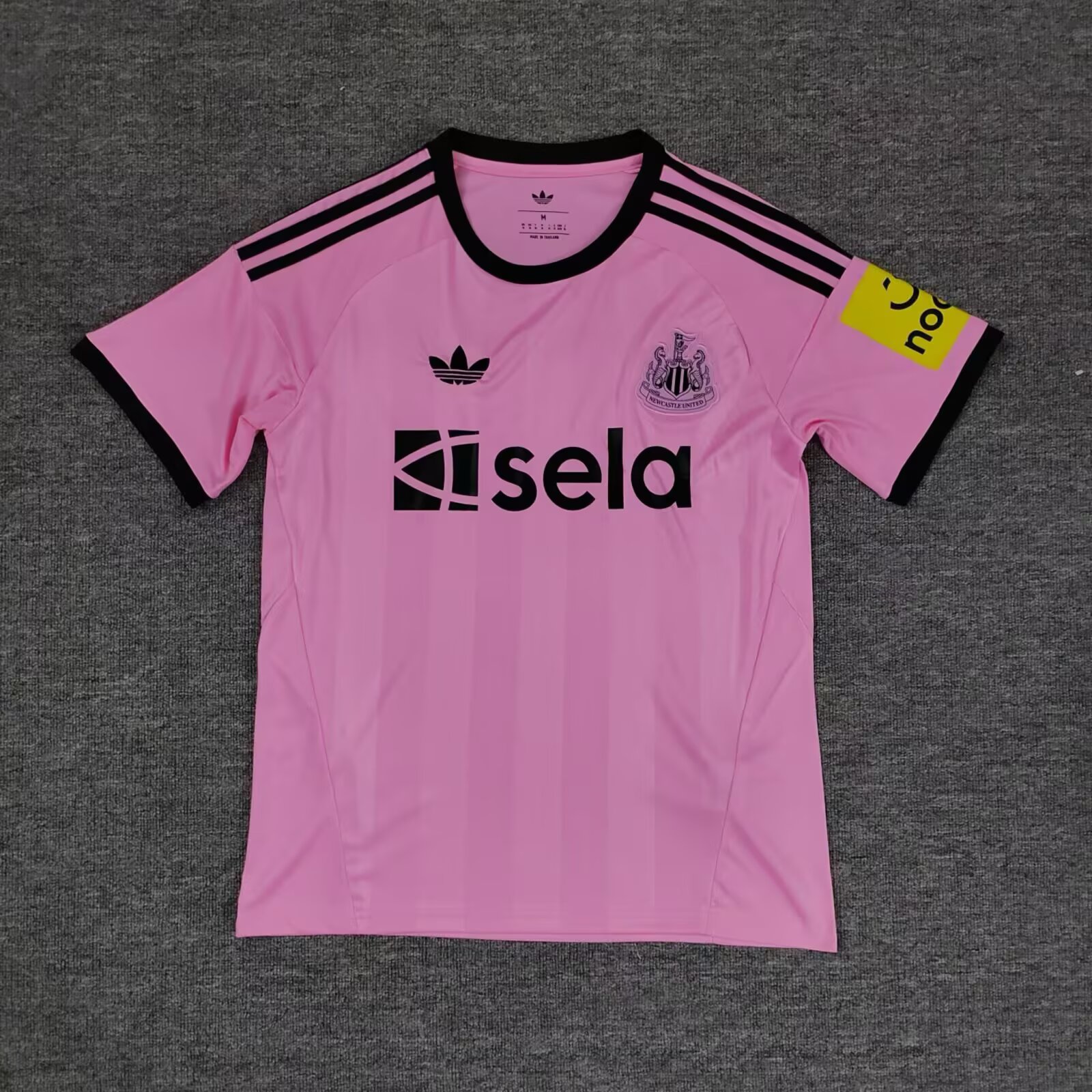 2025/2026 Newcastle United Goalie Pink Football Jersey 1:1 Thai Quality