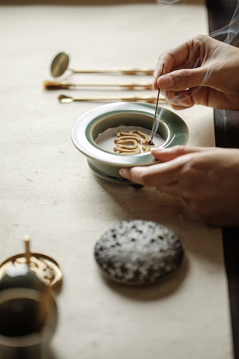 Jade-Glazed Incense Powder Kit with Floral Openwork Lid 17
