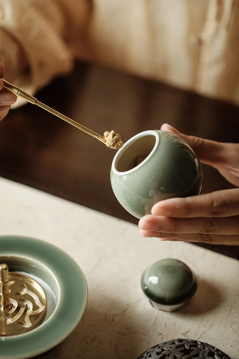 Jade-Glazed Incense Powder Kit with Floral Openwork Lid 14