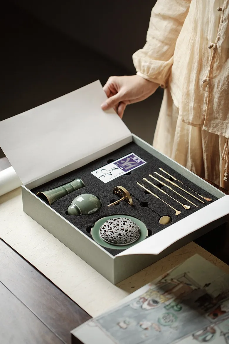 Jade-Glazed Incense Powder Kit with Floral Openwork Lid 19