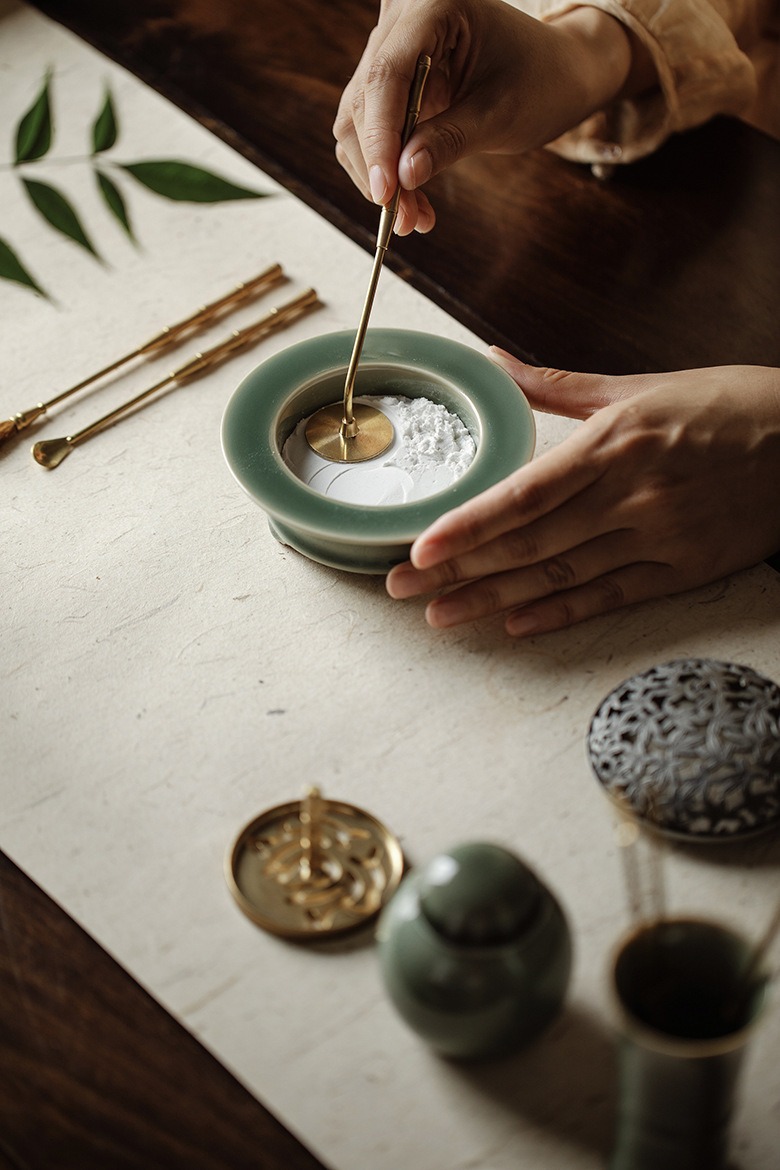 Jade-Glazed Incense Powder Kit with Floral Openwork Lid 12